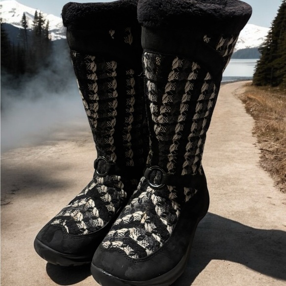 Helly Hansen Women’s Black and White Check knit and Suede Winter Boots. - Picture 5 of 8